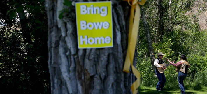 A yellow ribbon and a sign honoring captive U.S. Army Sgt. Bowe Bergdahl are seen on a tree as J.C. Needham and wife Sonja, right, rehearse to perform at the "Bring Bowe Back" celebration in Hailey, Idaho, June 22, 2013. A yellow ribbon and a sign honoring captive U.S. Army Sgt. Bowe Bergdahl are seen on a tree as J.C. Needham and wife Sonja, right, rehearse to perform at the "Bring Bowe Back" celebration in Hailey, Idaho, June 22, 2013.