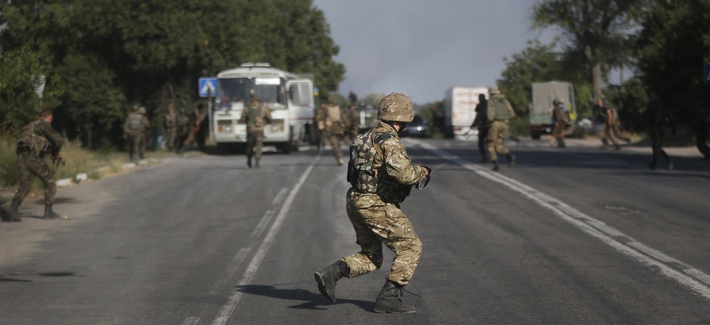 Ukranian soldiers take positions in the village of Bezimenne in southeastern Ukraine, on August 26, 2014. Ukranian soldiers take positions in the village of Bezimenne in southeastern Ukraine, on August 26, 2014.