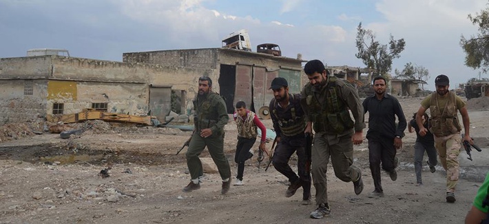 Members of the Free Syrian Army run at the front lines in the town of Sheikh Najjar, in Aleppo, Syria, on June 10, 2014.