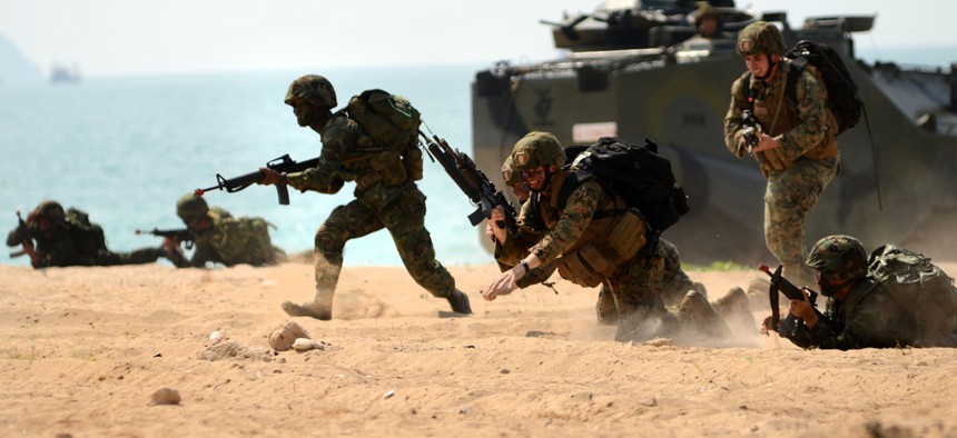 A group of Marines and Royal Thai Marines train during the 2011 Cobra Gold exercises. 