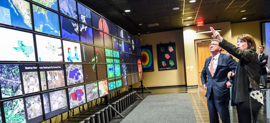 Secretary of Defense Ash Carter tours Texas Advanced Computing Center and Visualization Lab, March 31, 2016. 