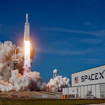 SpaceX Just Sold the US Air Force the Cheapest Enormous Rocket It’s ...