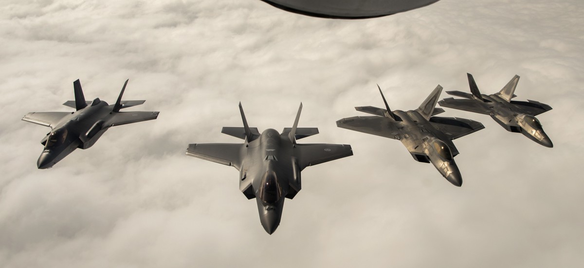 Lockheed Pitching F 22 F 35 Hybrid To Us Air Force Defense One