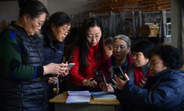 A 2021 photo shows people learning to use smartphones at a senior citizens' university in Taiyuan in China's Shanxi Province. 