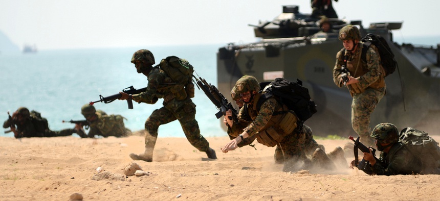 A group of Marines and Royal Thai Marines train during the 2011 Cobra Gold exercises.