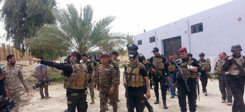 Iraqi security forces and tribal fighters prepare to attack Islamic State group militants on al-Houz bridge on the Euphrates river in Ramadi, on April 24, 2015.