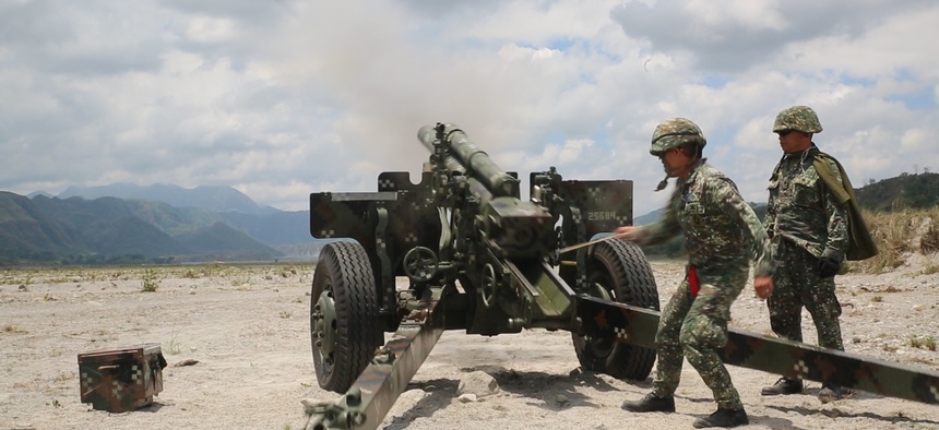 Philippine marines fire the 105 mm howitzer M3 at simulated hostile threats April 26, during Exercise Balikatan 2015 at Crow Valley, Philippines.