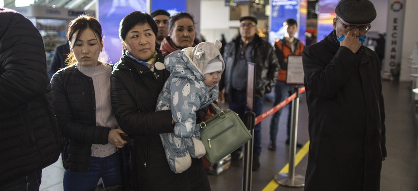 Kyrgyzstan's people queue up to board a plane to Osh, Kyrgyzstan at the Zhukovsky international airport 36 km (22,5 mikes) southeast of Moscow, Russia, Monday, March 23, 2020.